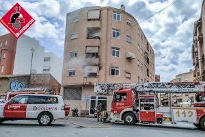 Es pega foc un habitatge buit en un bloc de pisos de La Vila Joiosa