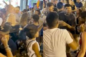 El video que ha indignado a los hosteleros de Valencia: bares cerrando y jóvenes de fiesta por fallas