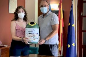 La primera guanyadora del sorteig de miniglús d'Ecovidrio rep el seu premi