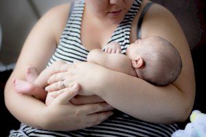 Compromís demana ampliar el permís remunerat de naixement, acollida i adopció fins al primer any de vida