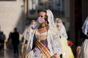 Las Reinas Falleras de Burriana y sus cortes, en la Ofrenda a la Mare de Déu en Valencia
