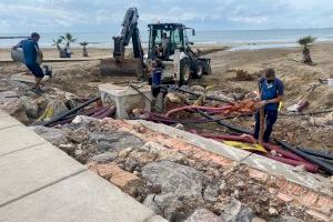 Benicàssim continua reforçant els treballs de neteja i millora a les platges després de les fortes pluges