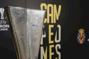 Nules recibe la copa de la Europa League del Villarreal CF