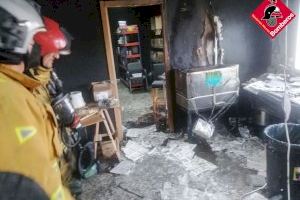 Extinguido un incendio en una fábrica de cirios en Elche