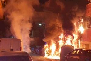 Un home resulta ferit després d'un aparatós incendi d'un contenidor a Alacant