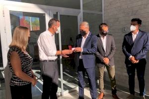 El alcalde entrega las llaves del edificio de Altabix al rector de la UMHE para convertirlo en una residencia de estudiantes