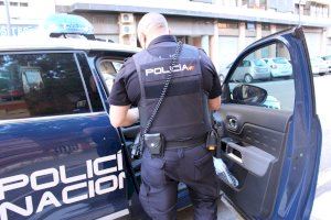 La Policía Nacional detiene a un hombre tras obligar a otro a extraer efectivo de una sucursal de Alzira