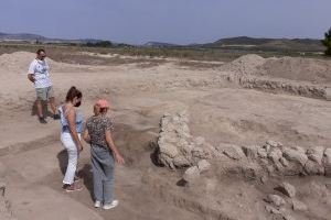 Las excavaciones arqueológicas del yacimiento romano de Casas del Campo recuperan cientos de objetos en el interior de una fosa
