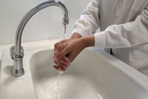 ITC-AICE, UJI e ISS La Fe aplican cerámica bactericida en instalaciones sanitarias