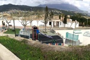 Benitatxell remodela la seua entrada principal per la carretera de Xàbia: més arbrat, renovació de la zona infantil i millora del ‘skatepark’