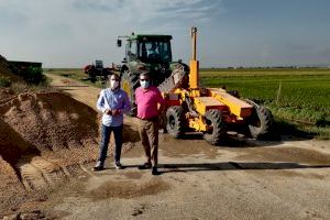El Consell Agrari repara los caminos rurales del marjal entre Pinedo y El Saler
