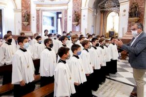 La Escolanía vuelve a cantar en las misas de la Basílica a los pies del altar año y medio después