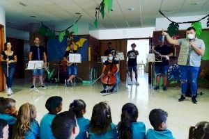 La "fàbrica d'instruments" de l'Escola de Música del Clarín visita les escoles de Llíria