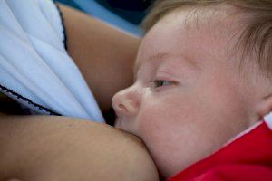 Alicante dicta una resolución para garantizar la lactancia materna en las escuelas infantiles municipales