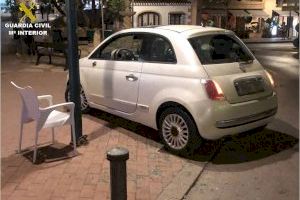 Un conductor estampa el seu cotxe contra una terrassa d'un bar ple de clients a Xàbia