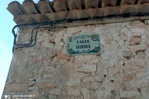El Ayuntamiento de Requena renueva más de 120 placas de calles en las aldeas