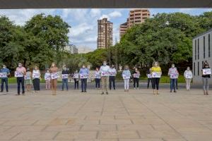 Minuto de silencio en Benidorm en memoria de la mujer asesinada en A Coruña