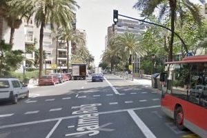 Trasladada al hospital una joven tras chocar su patinete contra un autobús en Valencia