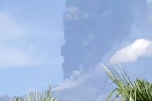 El volcà Etna també entra en erupció