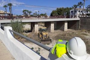 Empiezan los trabajos de limpieza del cauce del río Girona a su paso por Els Poblets para evitar inundaciones