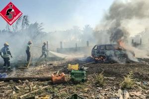 Un vehicle explota per un incendi de matoll a Xàbia