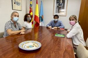El alcalde se reúne con las representantes del servicio de análisis clínico de los departamentos de salud de Torrevieja y del Vinalopó