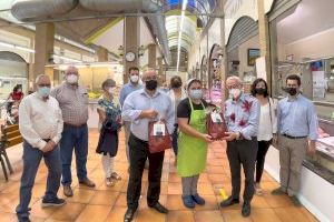 El Ayuntamiento de Alboraya reparte obsequios para promocionar el consumo en el Mercado Municipal
