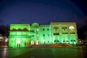 L’Alfàs del Pi ilumina de verde la Casa de Cultura en reconocimiento a la profesión farmacéutica