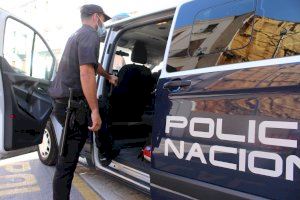Colpeja a la seua parella contra la porta d'un habitatge a València causant-li una ferida al cap