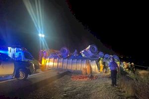 Fallece un camionero en un aparatoso accidente en la A-31 en Alicante