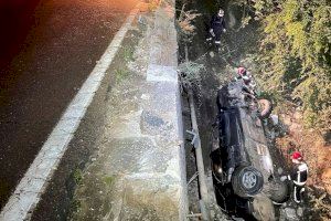 Tres ferits, entre ells un menor, després de caure el seu vehicle per un pont a Figueroles
