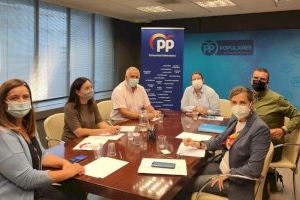 El PP de San Vicente traslada a Valencia las demandas de las familias junto a representantes de las asociaciones ASAFAN y FANUCOVA