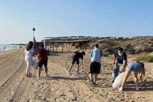 Nuevas Generaciones realiza una recogida de residuos en la playa de Los Arenales del Sol