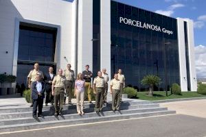Benlloch acompaña a una delegación del Ejército en su visita a Porcelanosa para ‘exportar’ el modelo de industria 4.0