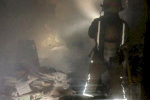Els bombers desallotgen un edifici per un incendi en una dels habitatges a Elda