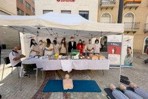 La Plaça de Baix acoge la jornada promovida por la concejalía de Sanidad para enseñar a salvar vidas con reanimación cardiopulmonar y uso del desfibrilador