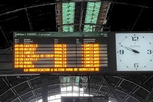 Caos en Valencia por la huelga de Renfe: treinta trenes cancelados, saturación de los vagones y esperas interminables