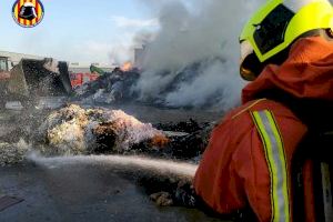 Incendi a Almussafes: el foc no va arribar a la nau de gestió de residus