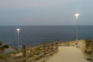 Servicios Técnicos instala las nuevas luminarias del vial que une la Tellerola con la playa del Torres