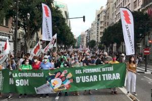 Milers de persones es manifesten per la consolidació del personal interí, ara a València