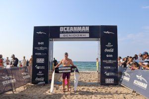 Más de 600 nadadores de una treintena de países participan en la Oceanman de Benidorm