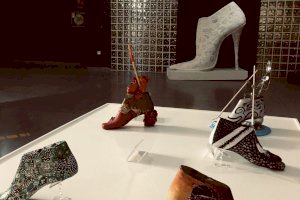 El Museo del Calzado de Elda ofrece una exposición que reúne cerca de 70 hormas convertidas en obras de arte