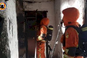 Un incendi en un habitatge d'Ontinyent obliga a desallotjar les cases adjacents
