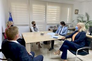 La embajadora de Finlandia en España, Sari Rauto, visita Torrevieja