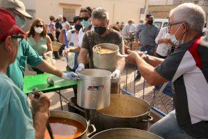 Les Alqueries reparte 2.000 raciones de tombet de bou durante las fiestas patronales