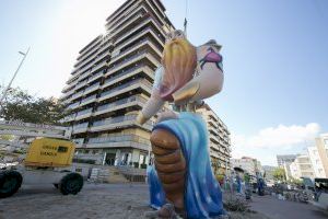 Gandia planta una falla en la platja com a atractiu turístic per a celebrar els 75 anys de la Junta Local Fallera