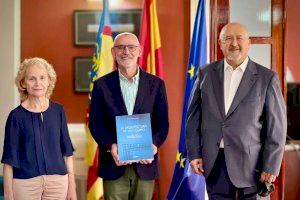 El veí d'Alboraia Ramón Collado Izquierdo dóna el seu últim llibre a l'Ajuntament