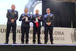 La Policia Local de Vila-real rep la medalla del mèrit de la Guàrdia Urbana de Barcelona pel treball en mediació policial