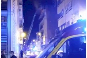 Fallece una mujer y su hija resulta herida en el incendio de una vivienda en Valencia
