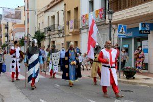 Orpesa commemora el 9 d’Octubre amb una acolorida desfilada i l'ofrena a Jaume I